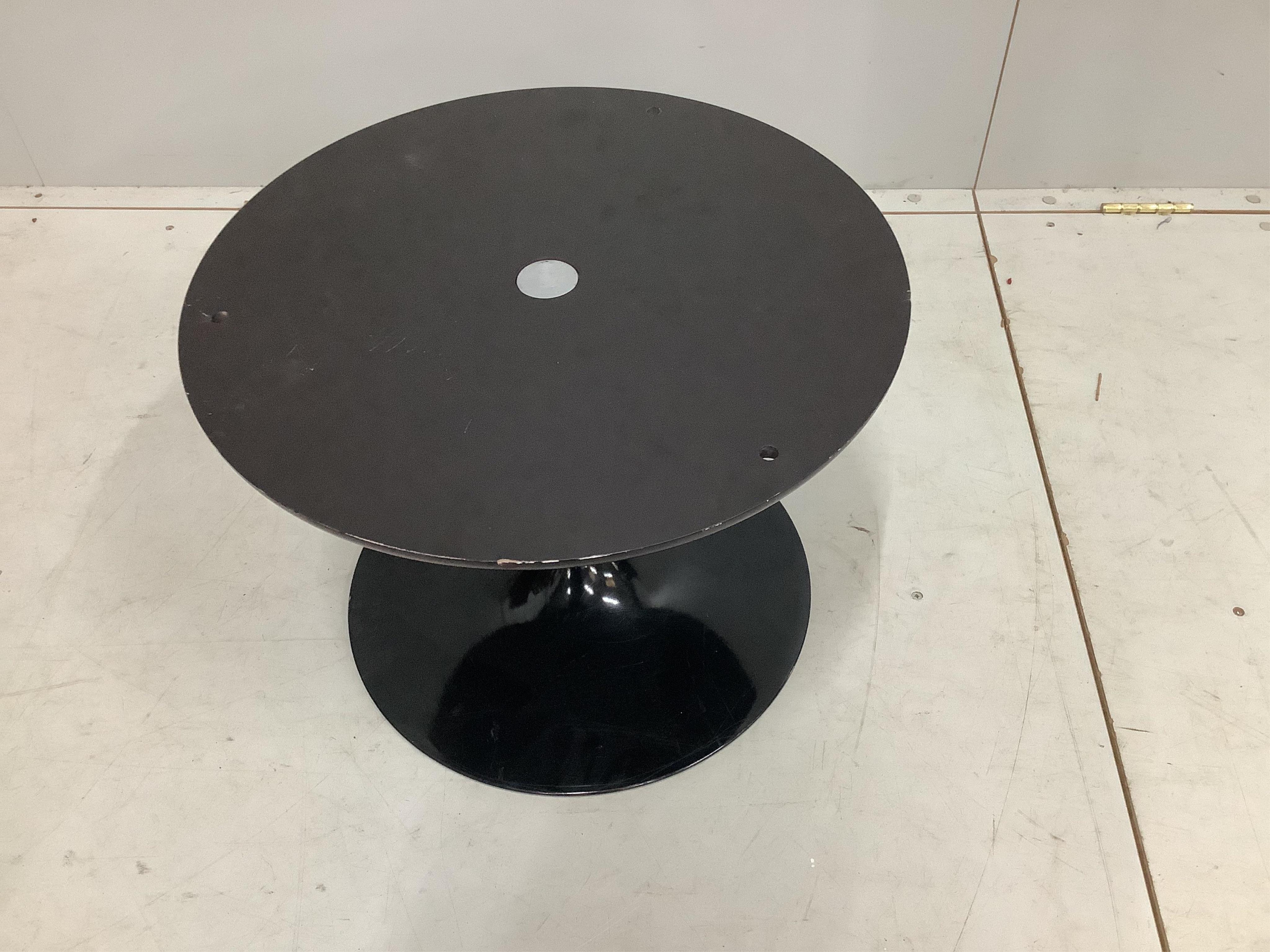 A Knoll Studios Saarinen coffee table, diameter 90cm, height 38cm. Condition - fair